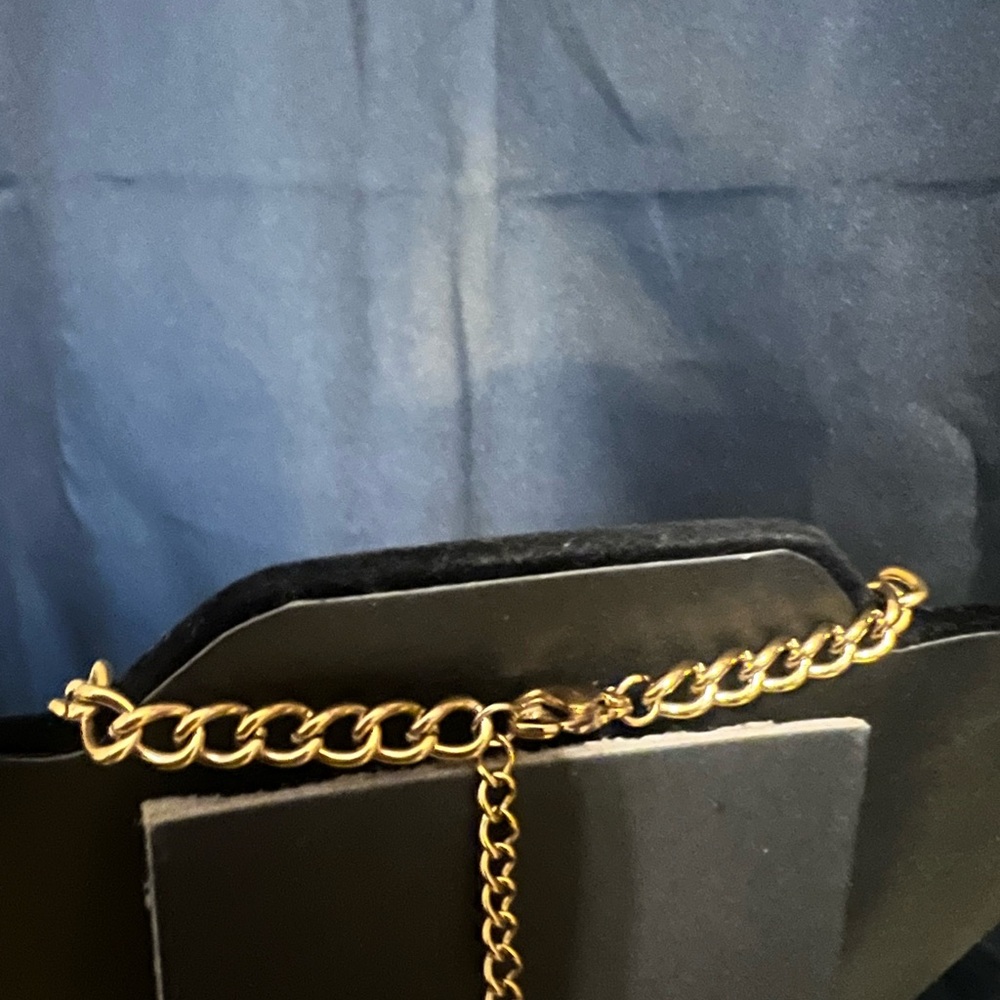Louis Vuitton LV Pendant Necklace - Picture 4 of 7
